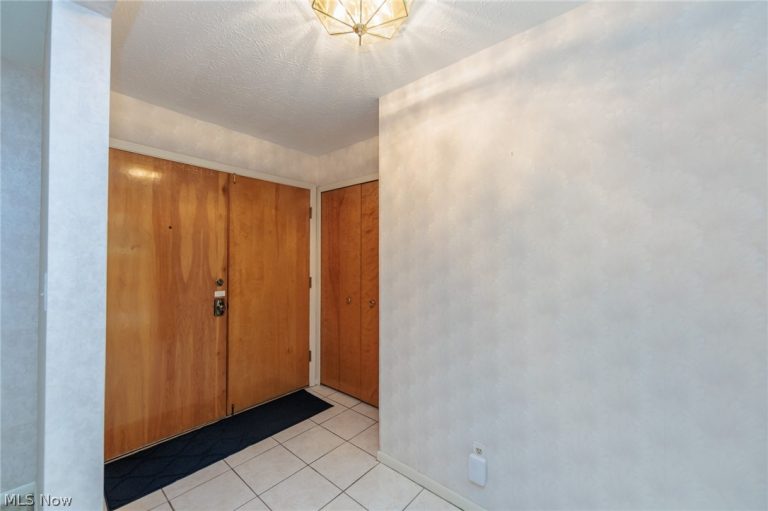 616 Sturbridge Drive, Highland Heights, OH - Photo 4