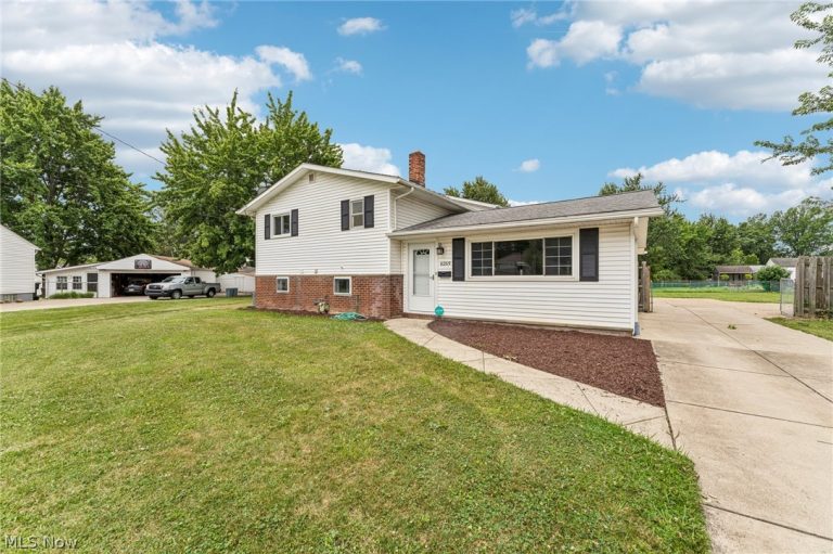 6269 Sylvia Court, Brook Park, OH - Photo 2