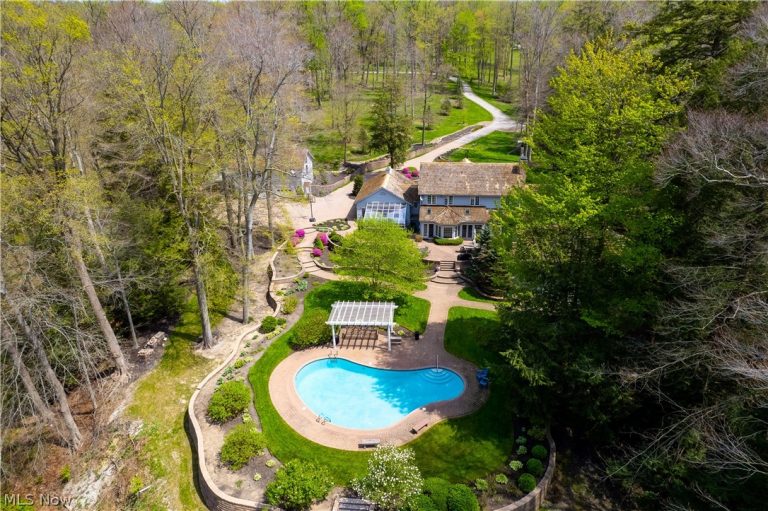 1160 Fox Hill Drive, Gates Mills, OH - Photo 2