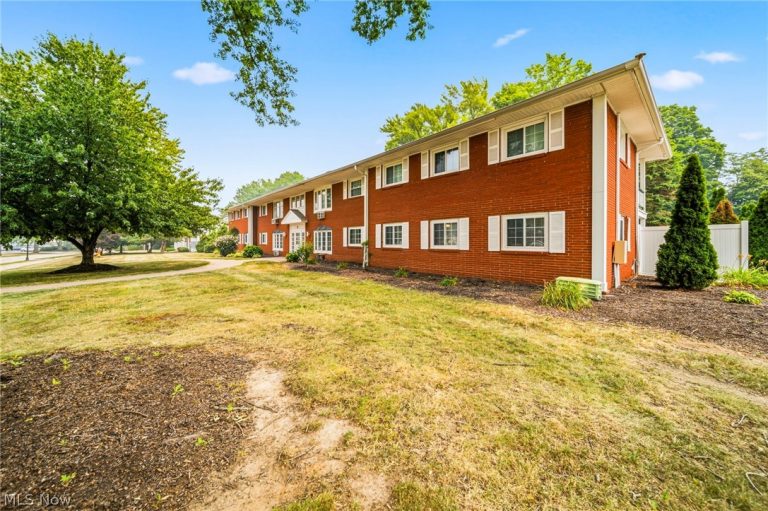 2 Meadowlawn Drive #5, Mentor, OH - Photo 2