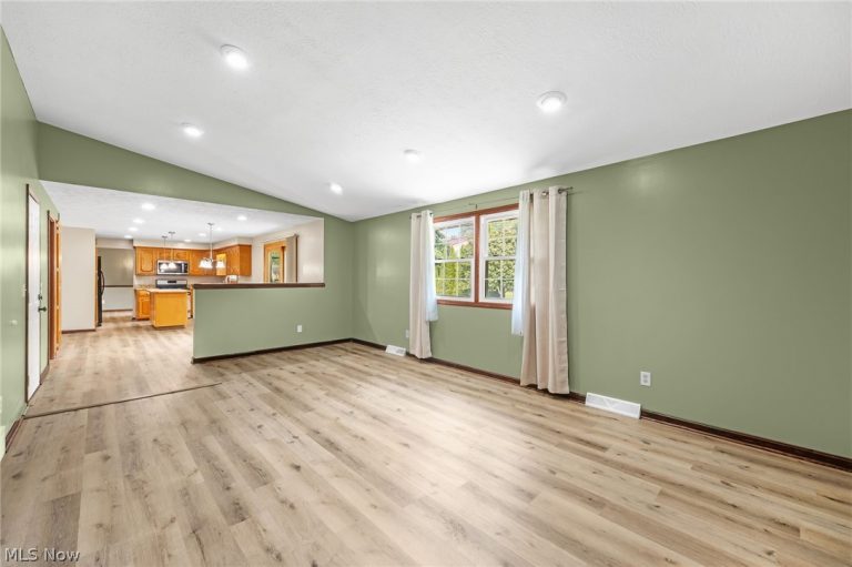 7351 Ashburton Circle, North Canton, OH - Photo 4