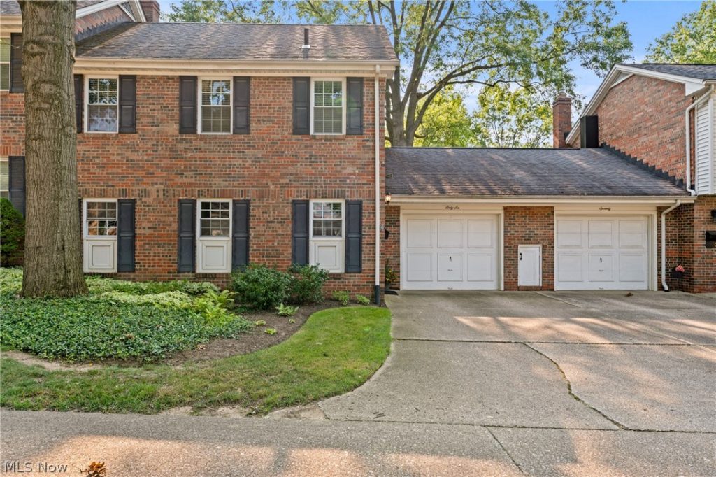 66 Yardley Lane, Akron, OH