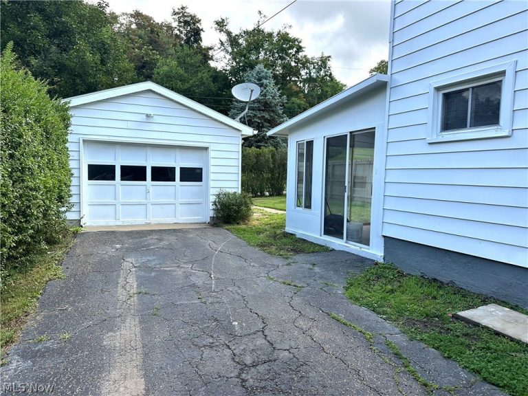 1055 Ambrose Avenue, East Liverpool, OH - Photo 4