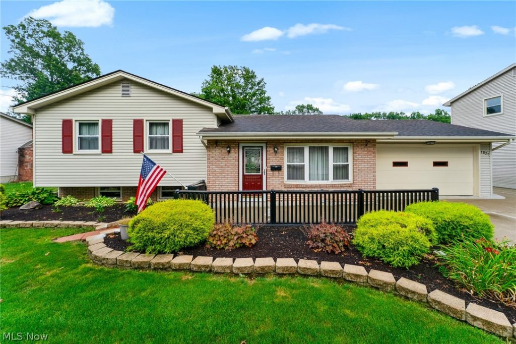 1827 Brockton Drive, Austintown, OH