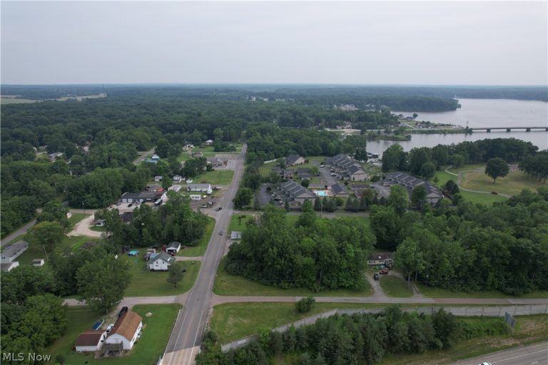 N East River Road, Lake Milton, OH - Photo 3