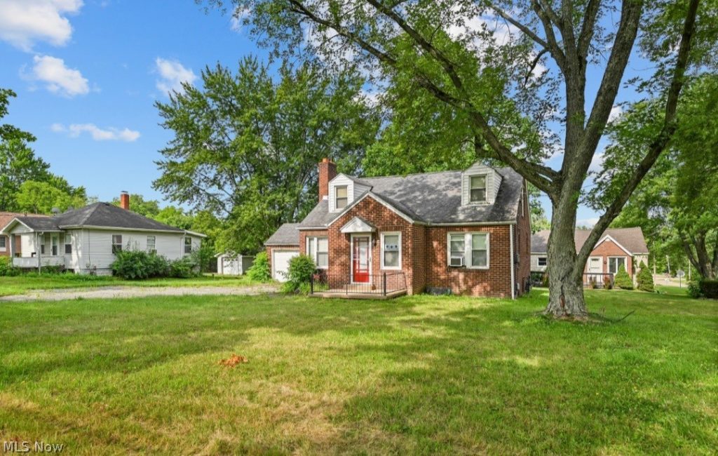 374 Niles Cortland Road, Warren, OH