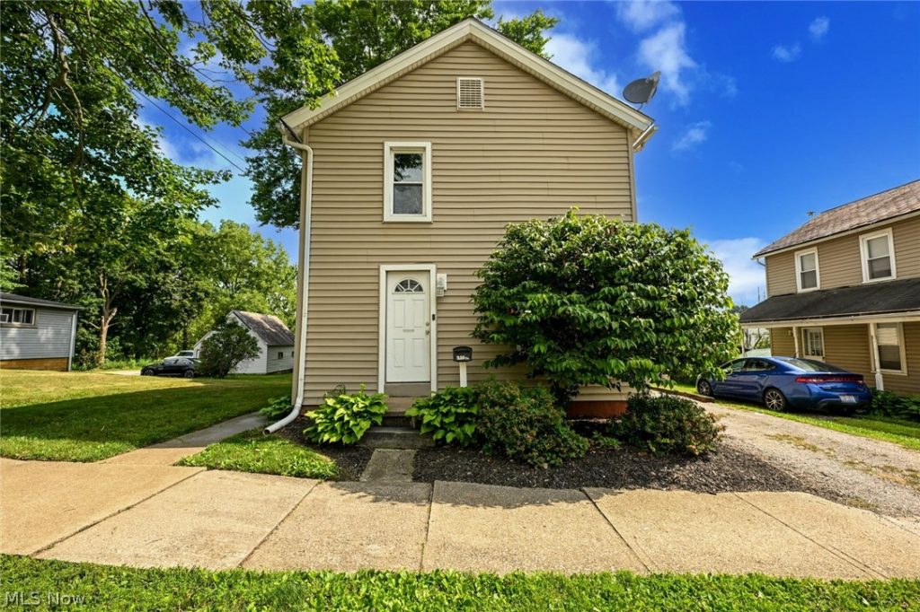 210 Pittsburgh Street, Columbiana, OH