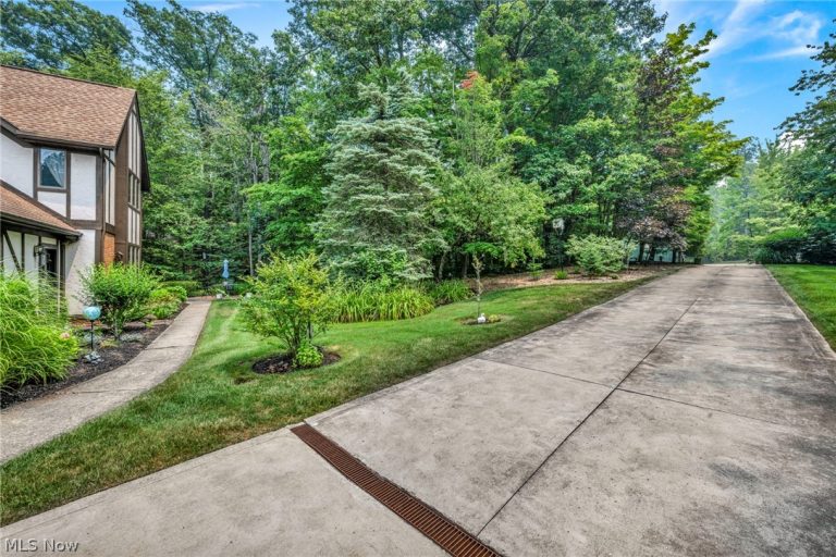 9715 Knightsbridge Lane, Concord Twp, OH - Photo 6