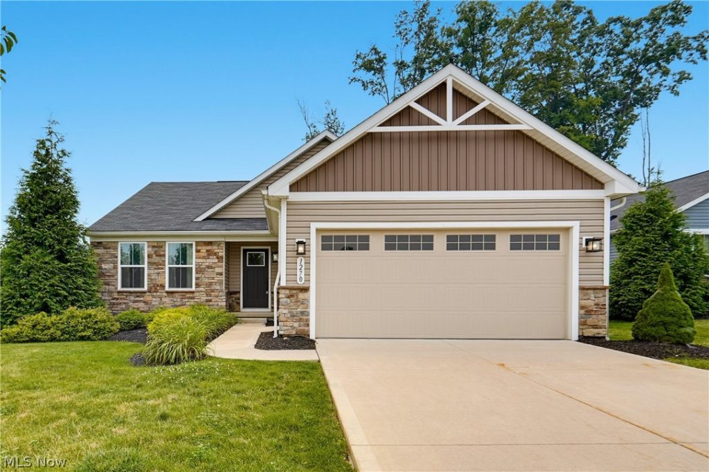 1270 Hidden Lake Boulevard, Akron, OH
