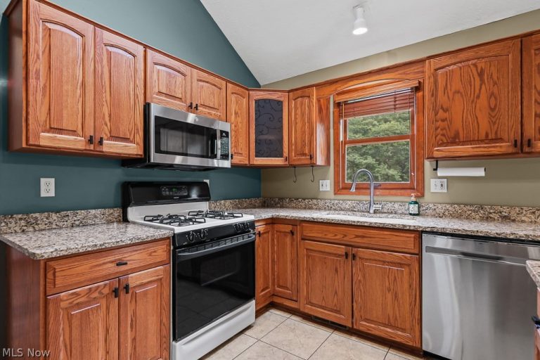 315 Valley Brook Oval, Hinckley, OH - Photo 5