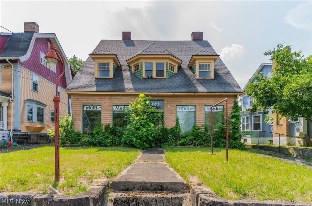 1332 Elm Street, Youngstown, OH