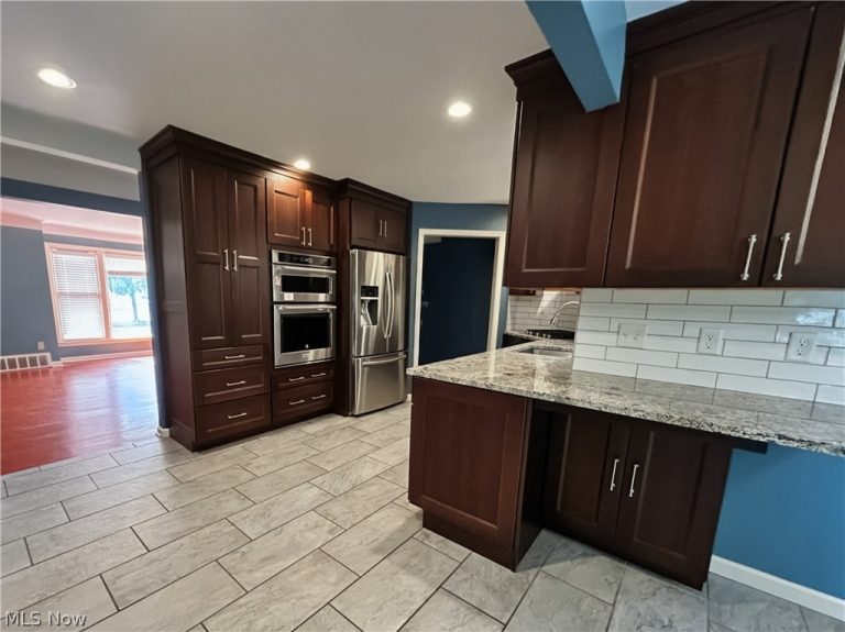 1011 Learidge Road, Lyndhurst, OH - Photo 4