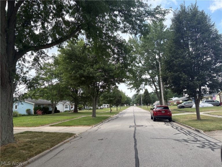 448 Chestnut Drive, Berea, OH - Photo 2