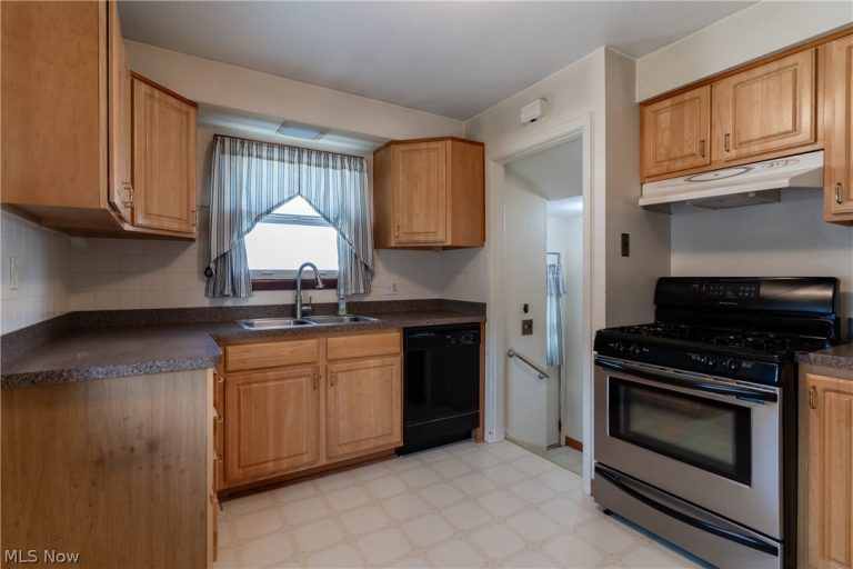 6391 Smith Road, Brook Park, OH - Photo 8