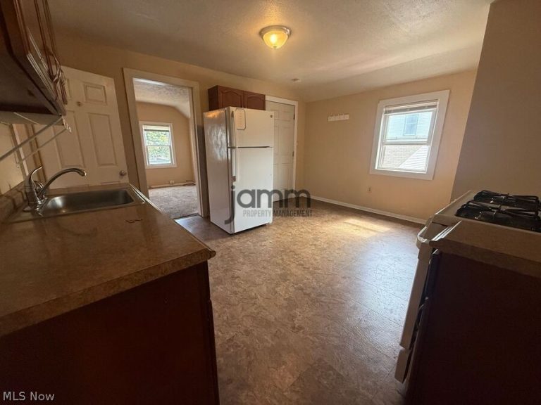 1726 Starkweather Avenue #Upper, Cleveland, OH - Photo 3