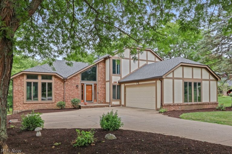 315 Valley Brook Oval, Hinckley, OH, 44233