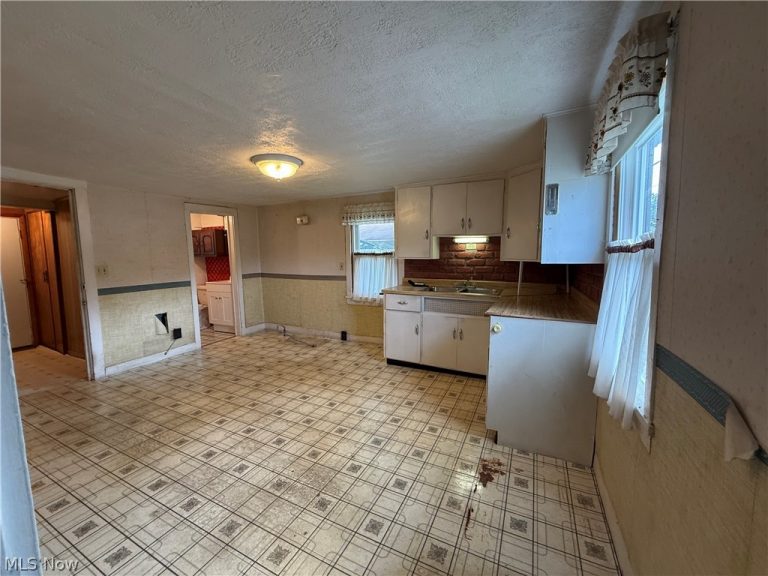 1644 Mahoning Trumbull Co Line Road, Mineral Ridge, OH - Photo 2