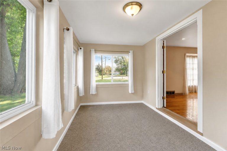 142 Bexley Drive, Bedford, OH - Photo 8