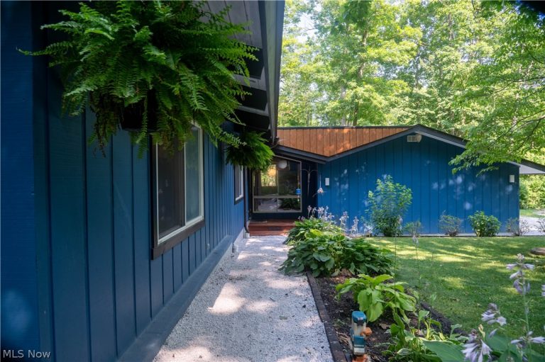 11629 Edgewood Road, Chardon, OH - Photo 8