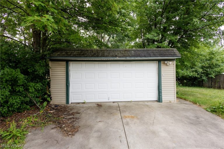 16906 Holly Hill Drive, Cleveland, OH - Photo 4