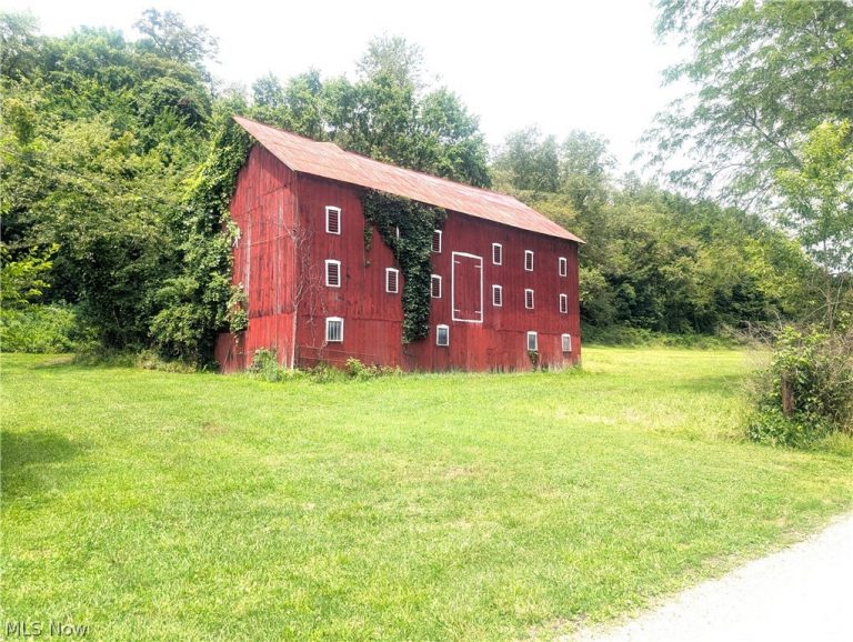 5715 Greer Road, Uhrichsville, OH - Photo 2