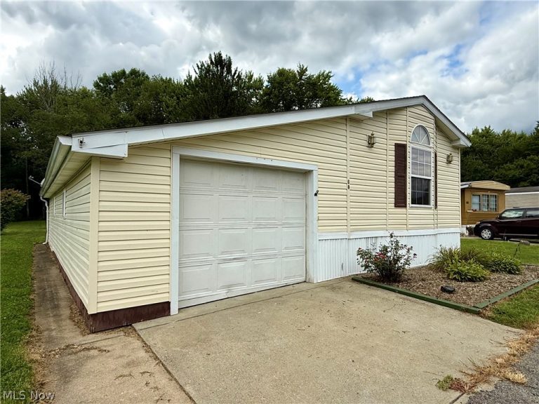 68 Stoneybrook Drive, Hubbard, OH - Photo 2