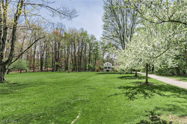 15879 Hemlock Road, Chagrin Falls, OH - Photo 2