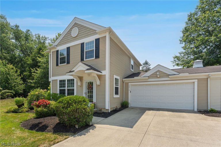 26810 Village Lane, Olmsted Falls, OH - Photo 2