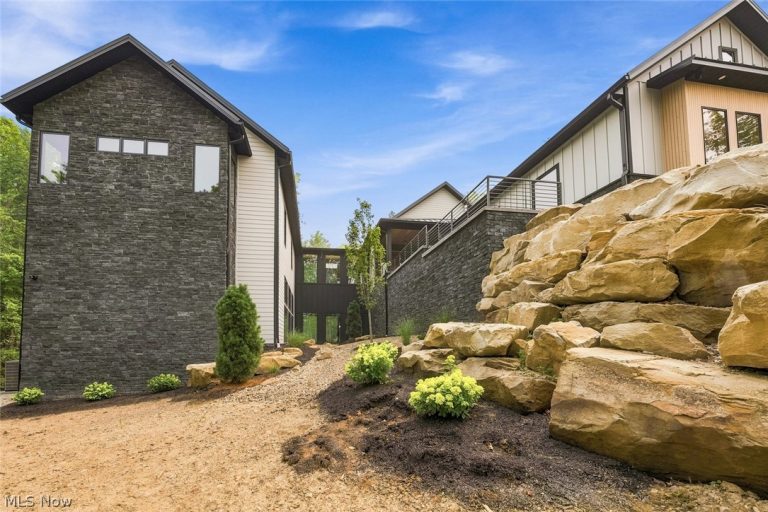 2324 Hard Rock Way, Hinckley, OH - Photo 4