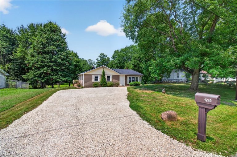 1240 Aberth Drive, Akron, OH - Photo 2