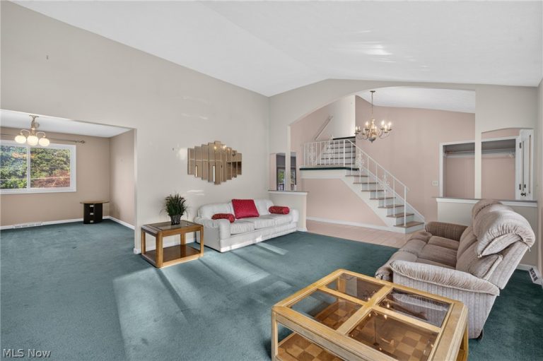 7171 Rustic Oval, Seven Hills, OH - Photo 8