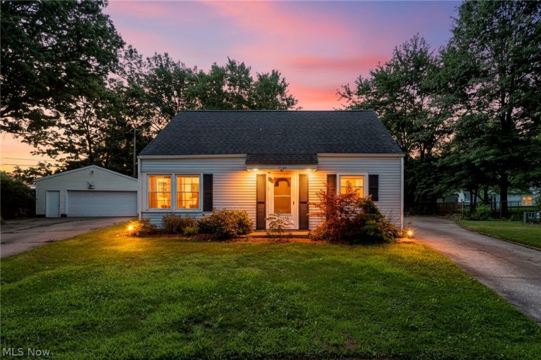 2139 Suncrest Circle, Cuyahoga Falls, OH, 44221