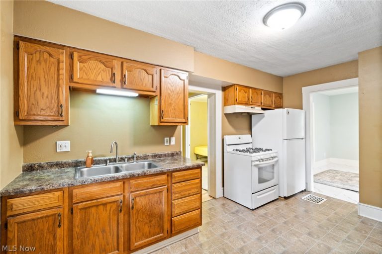 777 Montana Avenue, Akron, OH - Photo 4
