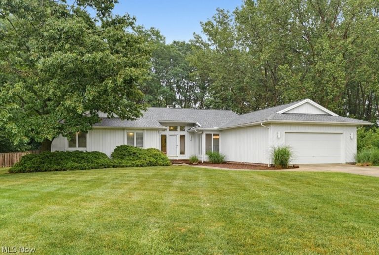 28653 Estates Court, Solon, OH - Photo 2
