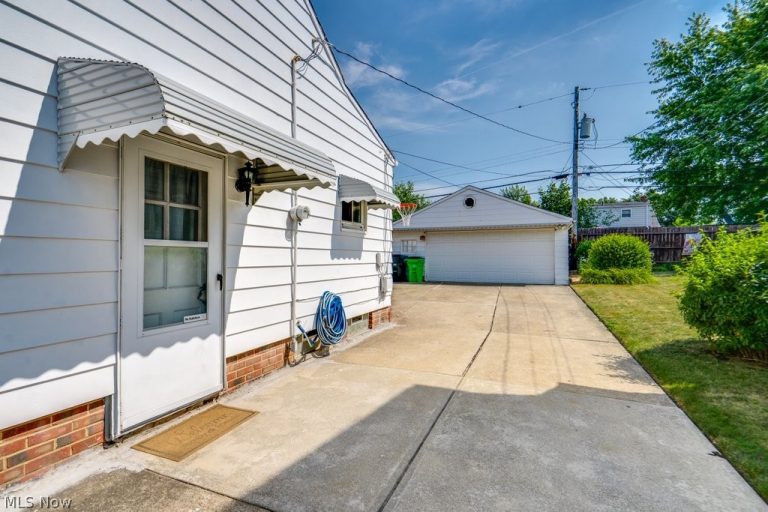 13304 Woodward Boulevard, Garfield Heights, OH - Photo 3