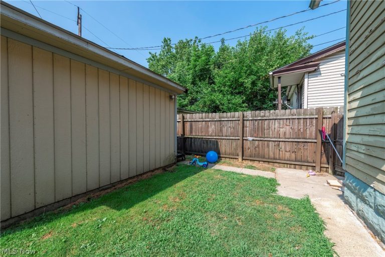 3097 Bradwell Avenue, Cleveland, OH - Photo 8