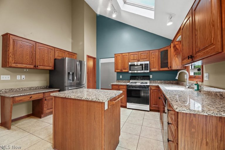 315 Valley Brook Oval, Hinckley, OH - Photo 3