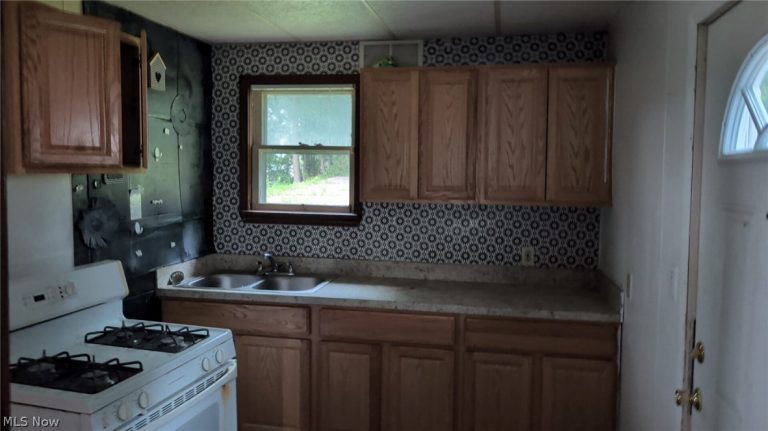 581 Allyn Street, Akron, OH - Photo 3