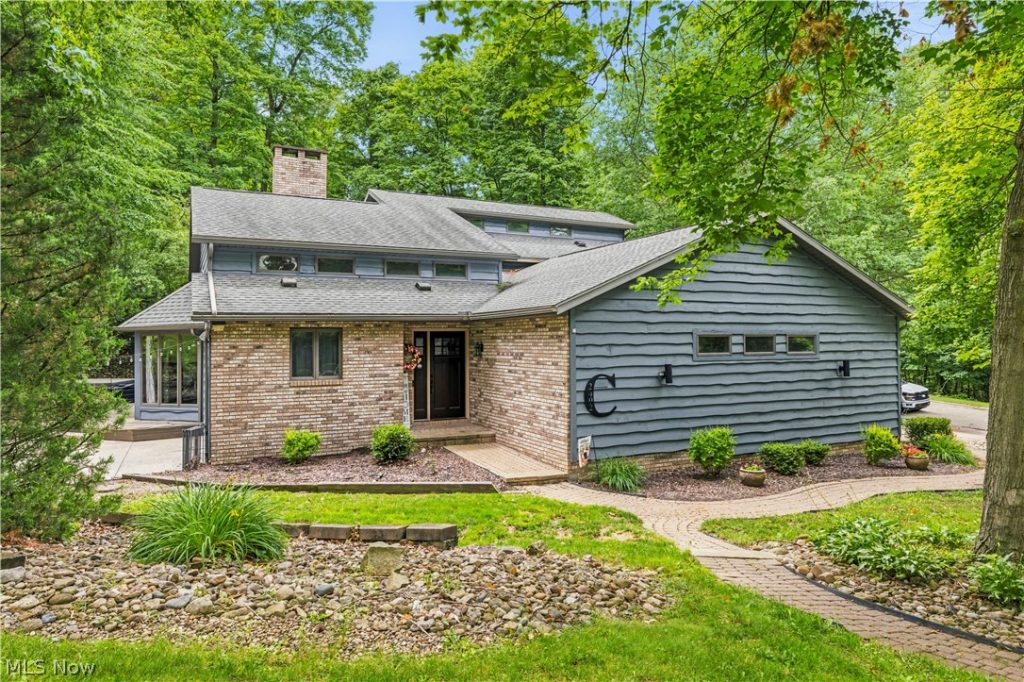 2402 Woodlawn, Dover, OH