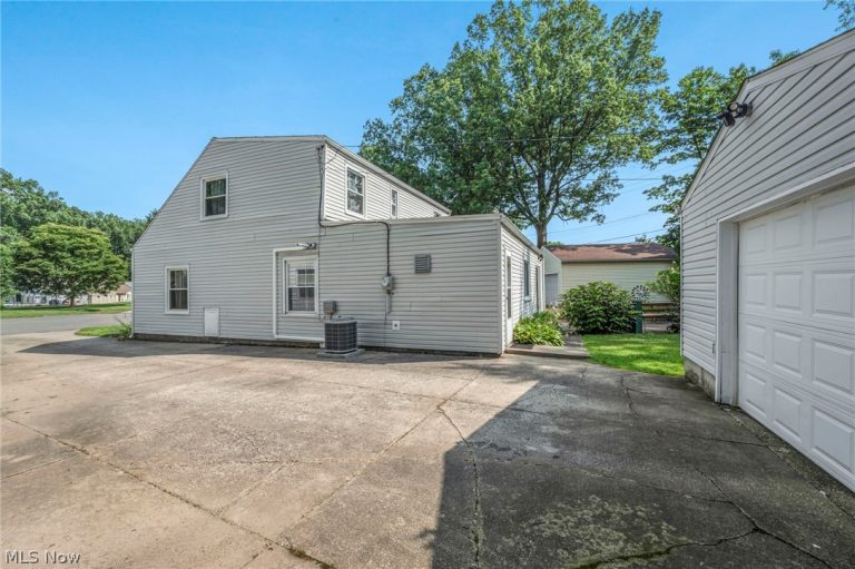2139 Suncrest Circle, Cuyahoga Falls, OH - Photo 4