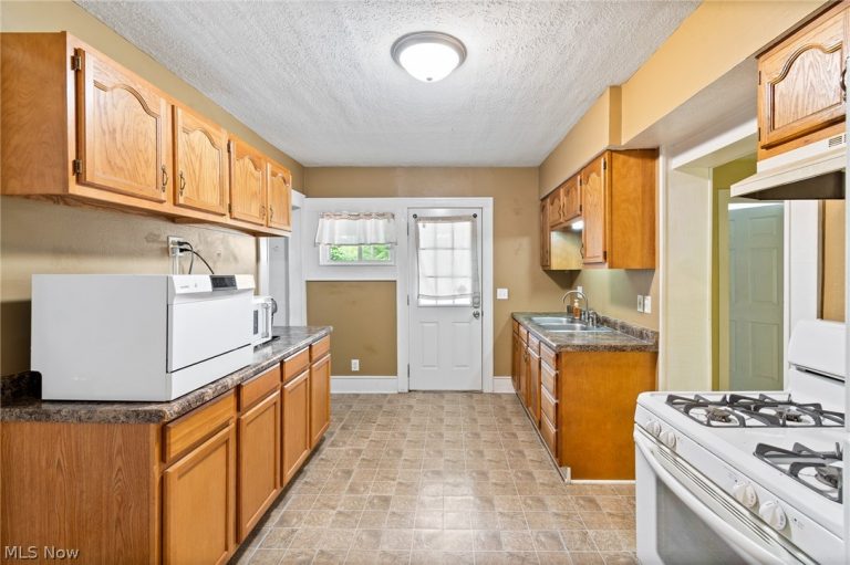 777 Montana Avenue, Akron, OH - Photo 2
