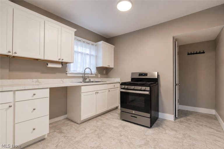 985 Bloomfield Avenue, Akron, OH - Photo 8