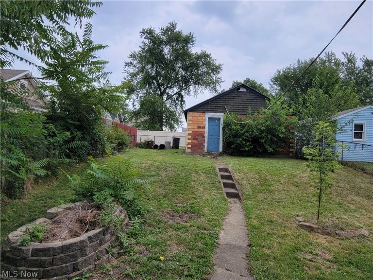 1008 Clinton Avenue, Canton, OH - Photo 4