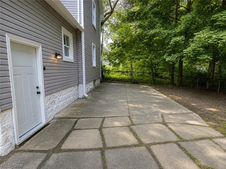 416 Bacon Avenue, Akron, OH - Photo 2