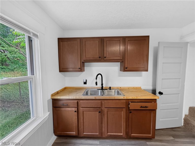 9705 Orleans Avenue, Cleveland, OH - Photo 6