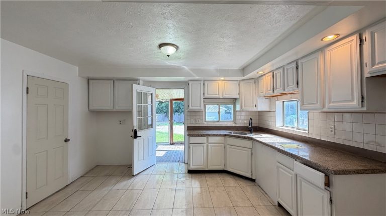 7425 Harvard Avenue, Cleveland, OH - Photo 5