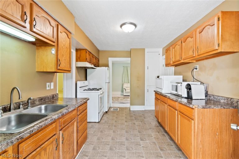 777 Montana Avenue, Akron, OH - Photo 3
