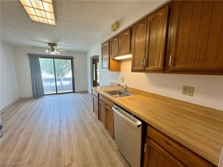 5484 Wildwood Court #B, Willoughby, OH - Photo 5