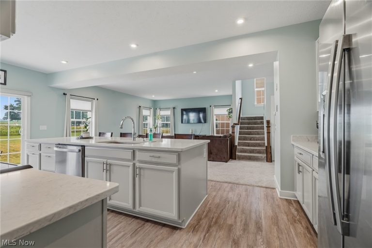 7906 Cobbler Avenue, Canton, OH - Photo 8