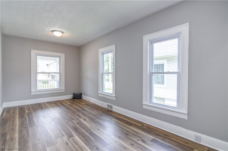 557 Wesleyan Avenue, Barberton, OH - Photo 8